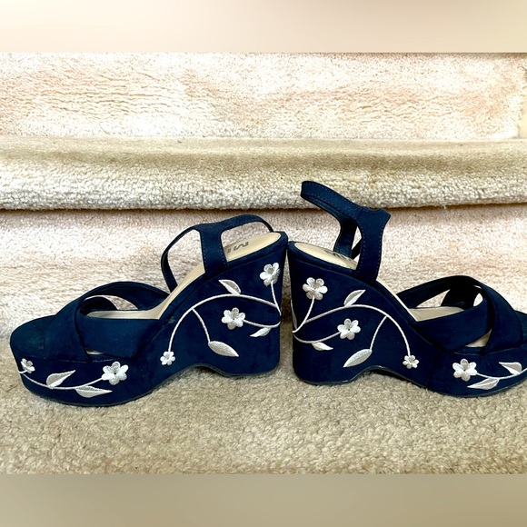 MIA Wedges - Picture 2 of 2